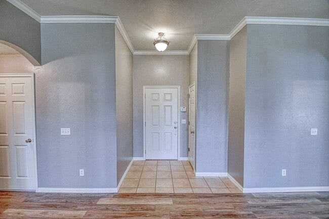 Building Photo - Beautiful Three Bedroom in South Norman!