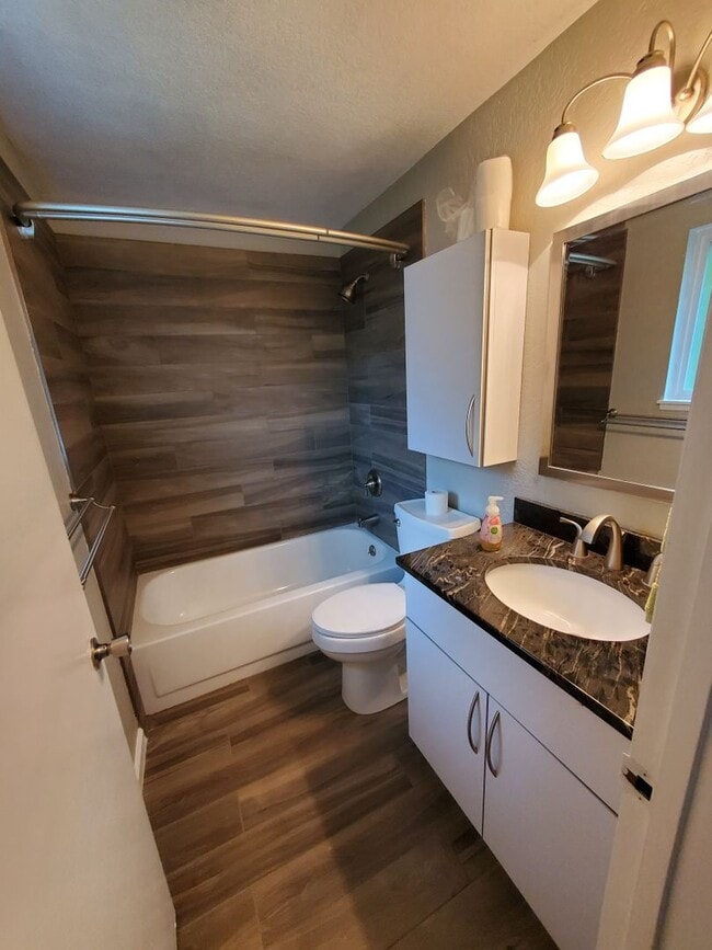 Building Photo - CUTE House with fenced yard & AIR-CONDITIONING in Lynnwood/N Bothell area