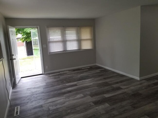 Building Photo - 21901 Sloman St