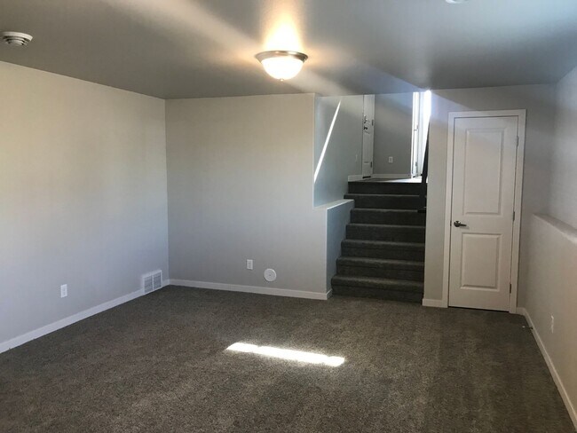 Building Photo - 4 Bed 2.5 Bath Single Family Home