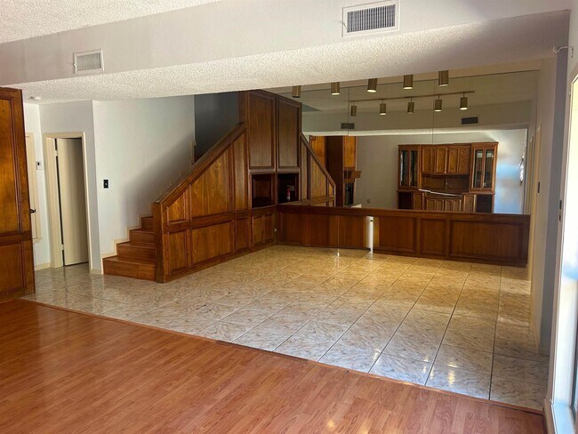 Building Photo - 108 Martingale