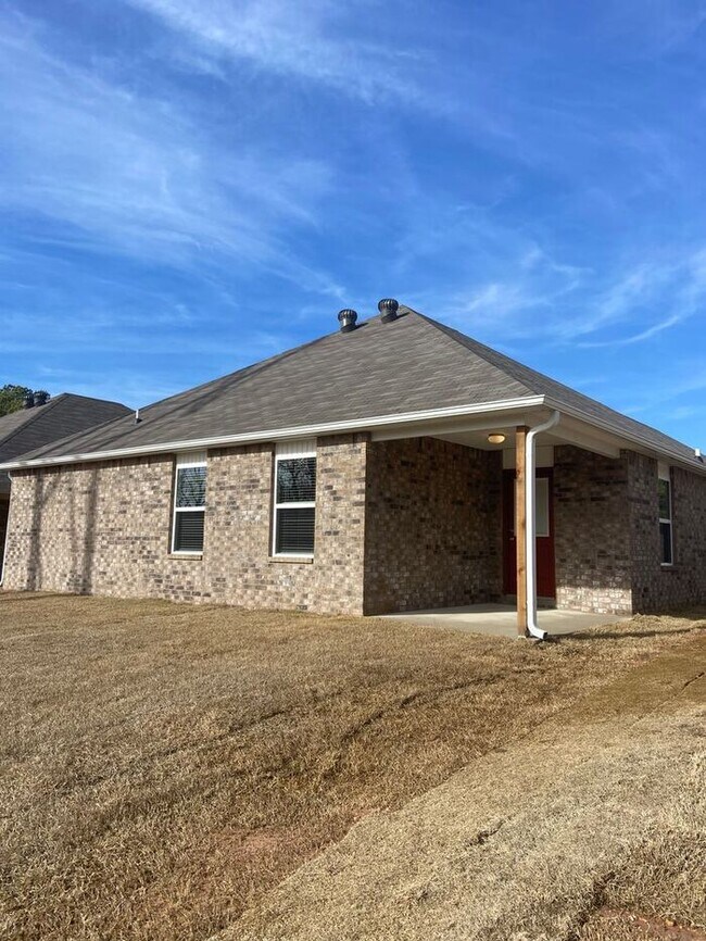 Building Photo - *MARCH MADNESS SPECIAL* BRAND NEW Three Be...