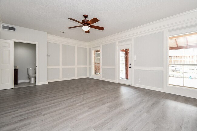 Building Photo - 14938 Mesita Dr