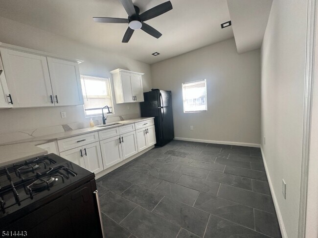 Building Photo - 134 Isabella Ave