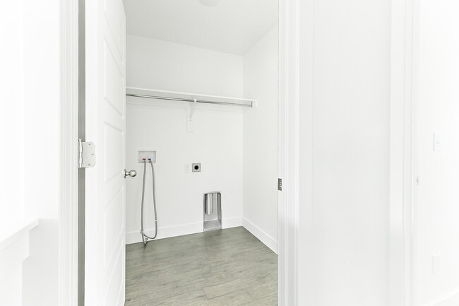 Building Photo - 4728 E Lake Corner Dr