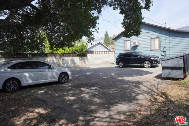 Building Photo - 324 E Lime Ave