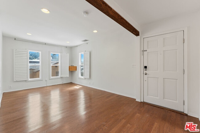 Building Photo - 422 James St