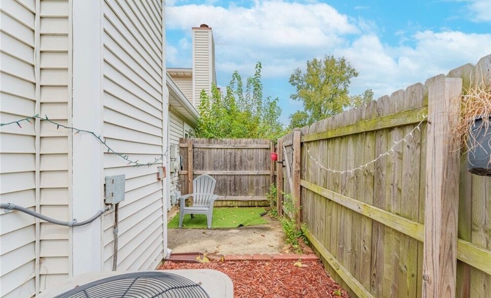 Building Photo - 2342 Raider Dr