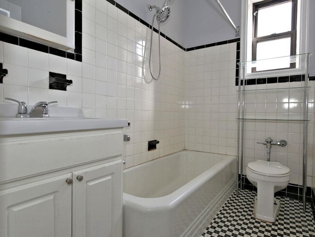 Building Photo - 424 Larchmont Acres