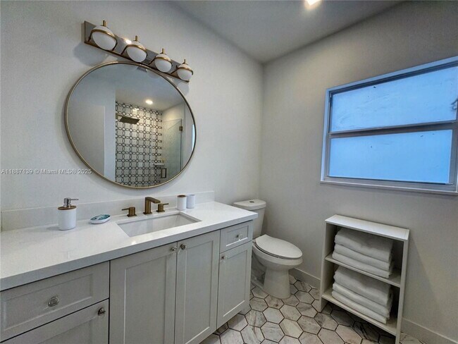 Building Photo - 1625 Hollywood Blvd