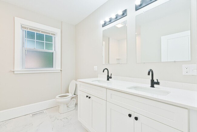 Building Photo - 4 Bed Gorgeous Unit Near PC / Elmhurst (Available 6/1/2026)