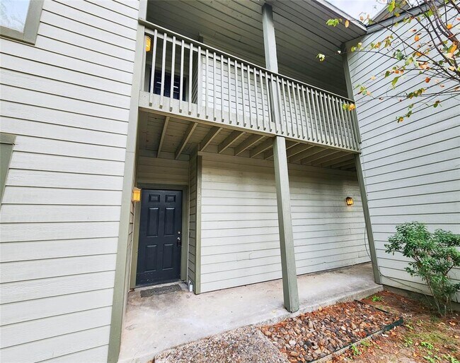 Building Photo - 17417 Red Oak Dr