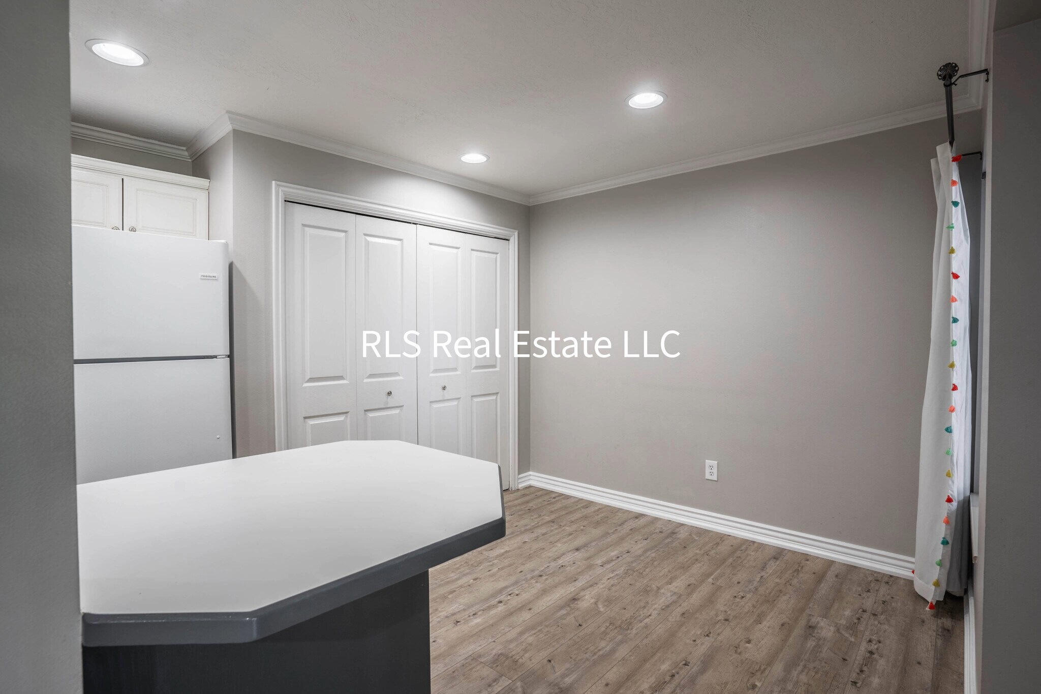 Building Photo - 1547 N Riverside Ave