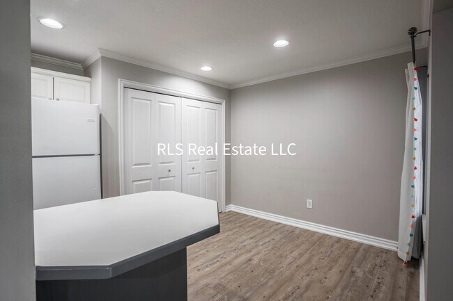 Building Photo - 1547 N Riverside Ave