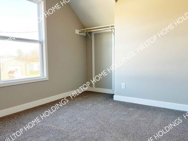 Building Photo - 2 Oak Hill Rd