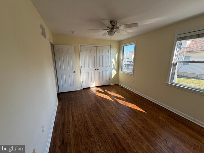 Building Photo - 15 W Floral Ave