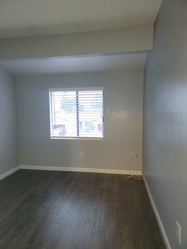 Building Photo - 3 Bedroom 2.5 Bath Corner Lot