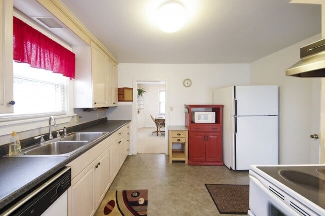 Building Photo - 723 S Allen St