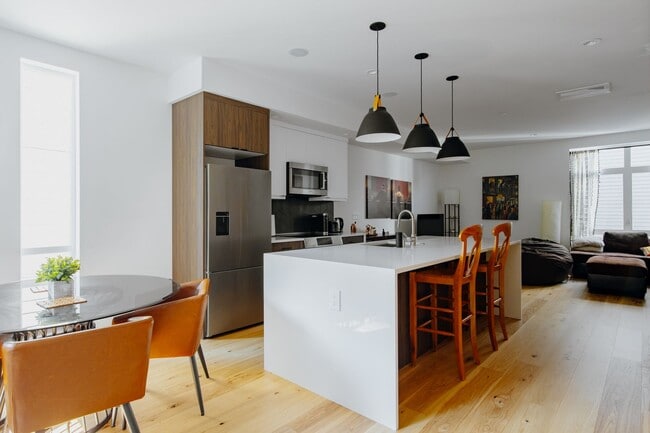 Building Photo - Modern 3 Bed, 3.5 Bath Townhouse for Rent