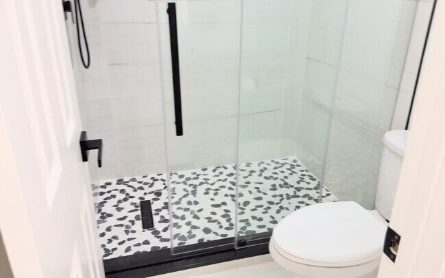 Building Photo - 1/1 Second Floor Remodeled Condo X Rent In...