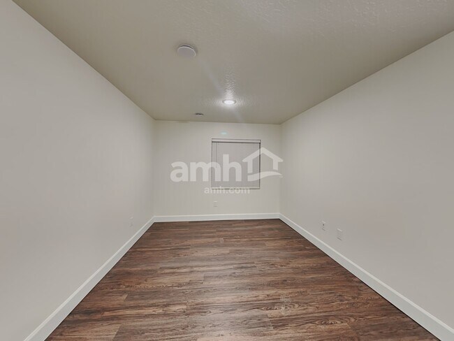 Building Photo - 4370 N Poplar St