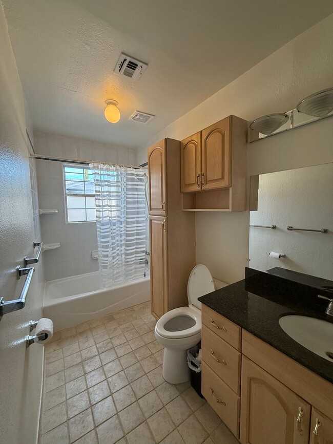 Building Photo - 2 bed, 1 bath home in Woodland Hills