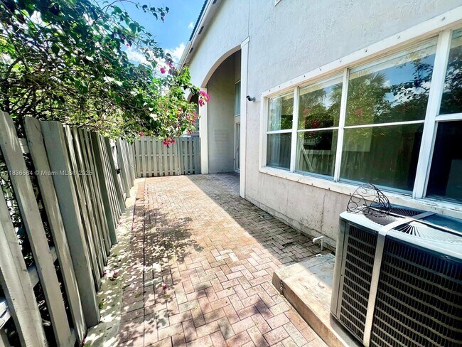 Building Photo - 8021 NW 114th Pl