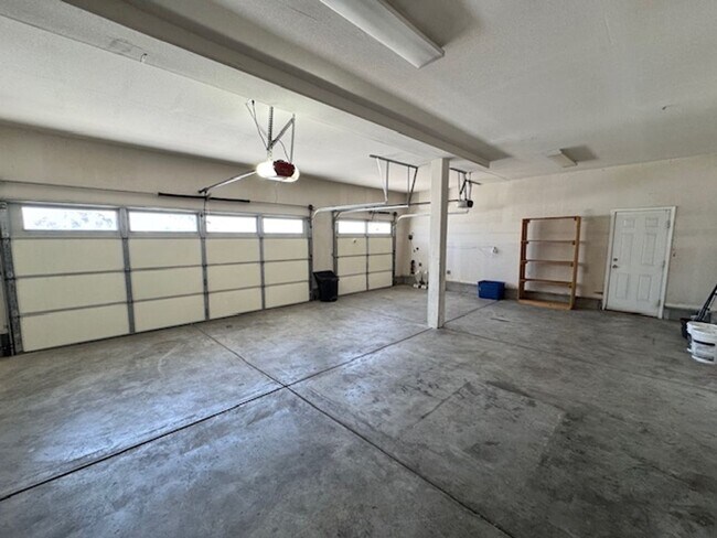 Building Photo - Gorgeous Westside 5 + 3 With Solar - $3800