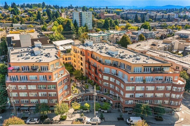 Building Photo - 410 NE 70th St