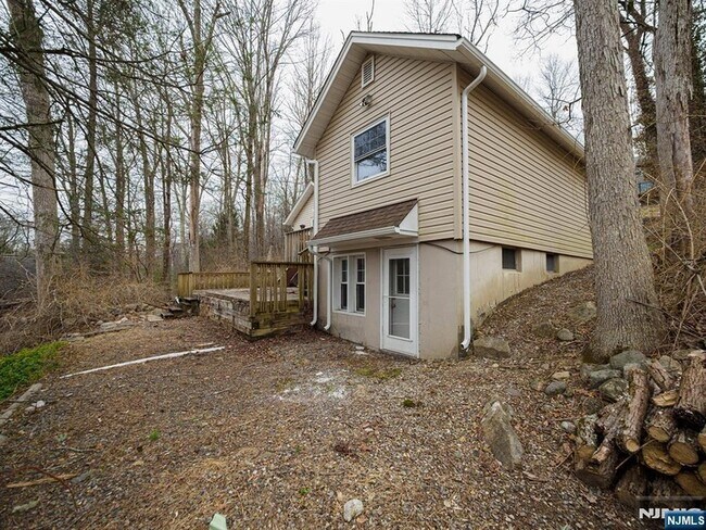 Building Photo - 240 Acabonack Rd