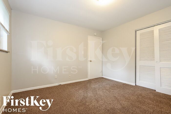 Building Photo - 5844 Sylvan Dr