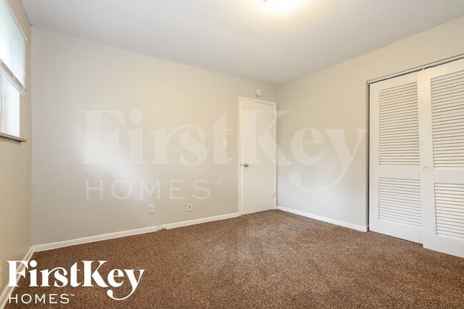 Building Photo - 5844 Sylvan Dr