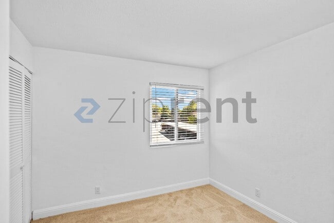 Building Photo - Unit