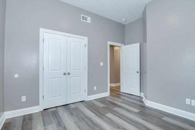 Building Photo - Updated 4 Bedroom 2.5 Bath