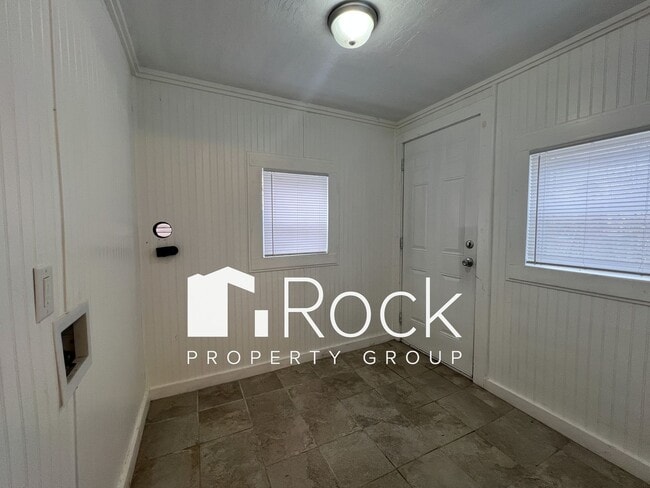 Building Photo - Updated Cozy 2 Bed 1 Bath Home in Guthrie Available Now ~MOVE IN SPECIAL~