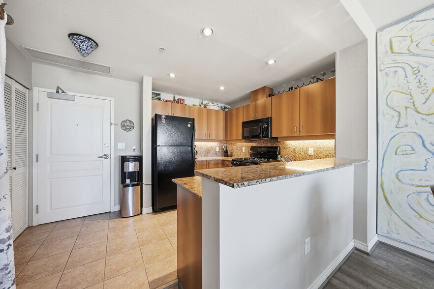 Building Photo - 300 W Beech St