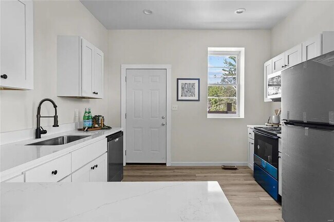 Building Photo - Gorgeous Three Bedrooms\ with IN-UNIT Laun...