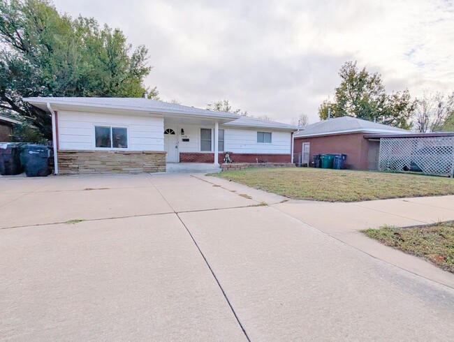 Building Photo - Huge Kitchen in NW OKC