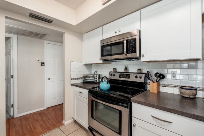 Building Photo - 5114 S Dorsey Ln