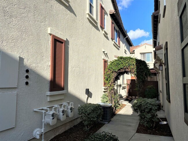 Building Photo - 289 Tiburon Dr