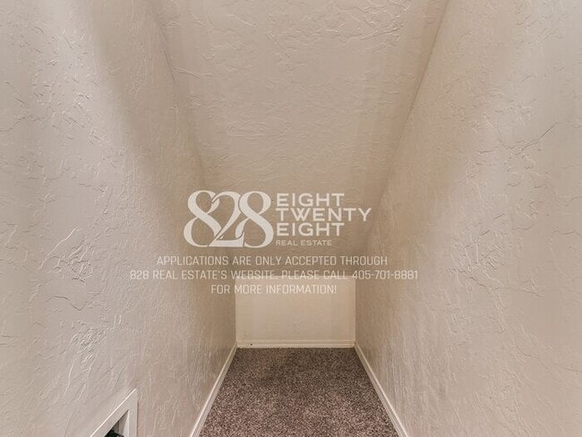 Building Photo - *AVAILABLE NOW!* Spacious 3 Bed/2.5 Bath Duplex Townhome Available in Norman!