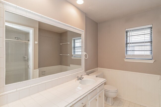 Building Photo - Beautiful townhome in a prime location nea...