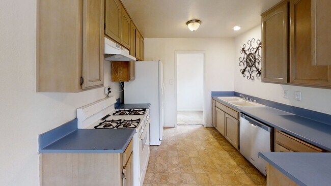 Building Photo - 6BD/4BA, Near Ralph's!! (Lease out, pendin...