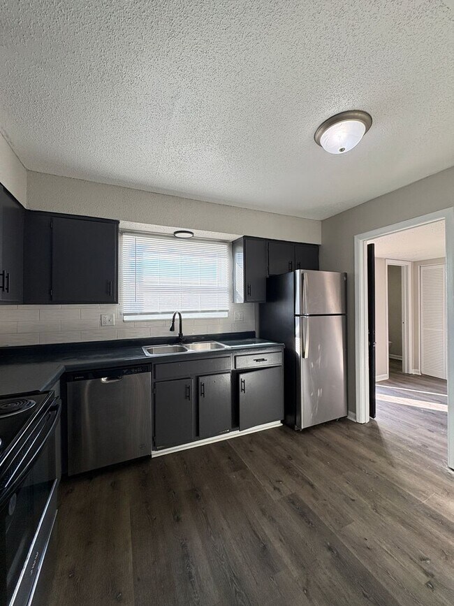 Building Photo - Remington On Rockville Living