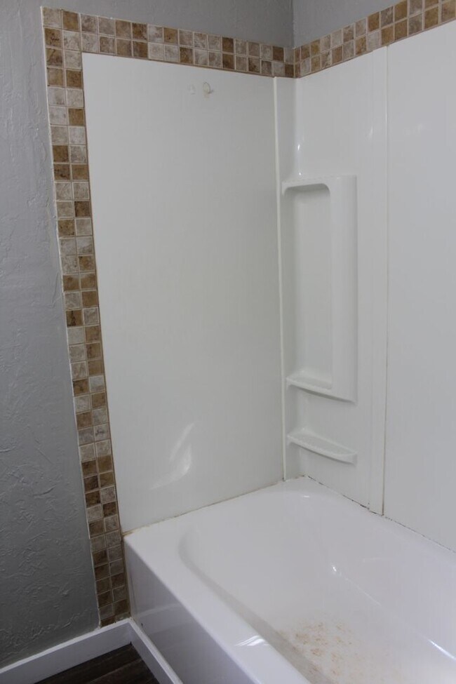 Building Photo - 3 bedrooms with appliances!