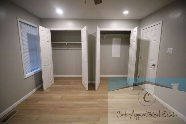 Building Photo - Fully renovated 2 bed 2 bath townhouse