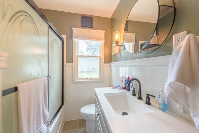 Building Photo - awesome 2 bed 1 bath Pet Friendly in Minneapolis Available for Lease