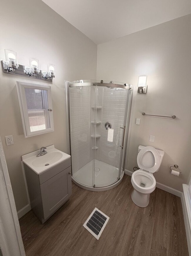 Building Photo - COMPLETELY UPDATED!! 2 bed/1 bath Close to Wexner Medical Center!