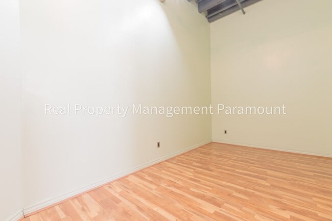 Building Photo - Beautiful One Bedroom Apartment in Downtown Los Angeles!