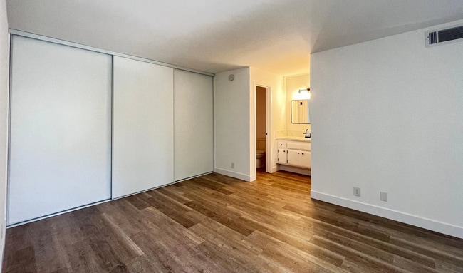 Building Photo - Lovely 2 Bed/2 Bath with Hardwood Floors, Central Air Conditioning, Stainless Steel Appliances, L...